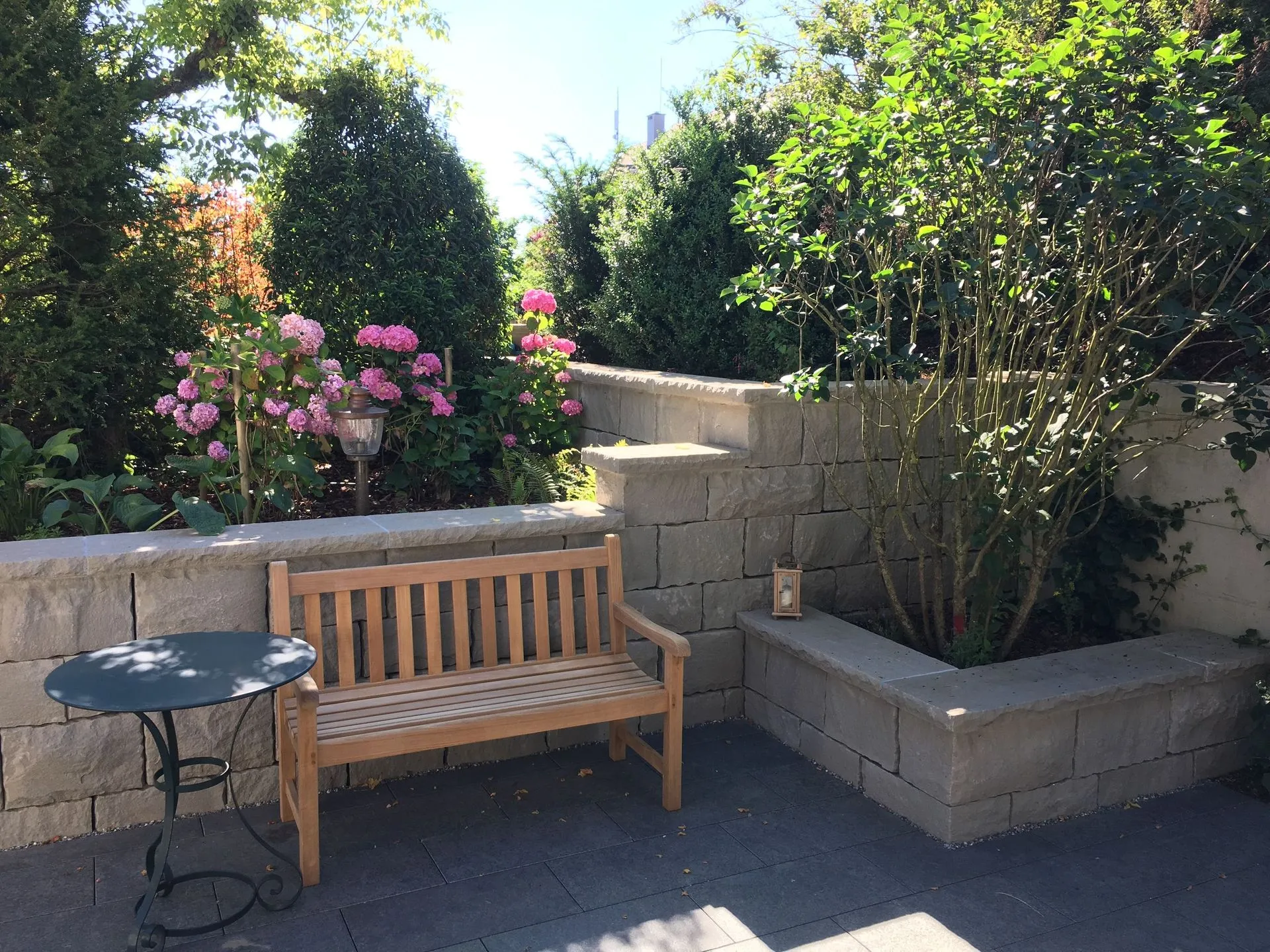 Kleinpeter Gartenbau AG seit über 90 Jahren Ihr Partner für Gartenbau - Gartenpflege - Steinarbeiten - Teich- und Poolbau